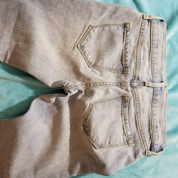 ❇️Distressed lightwash denim❇️ - Picture 3 of 4